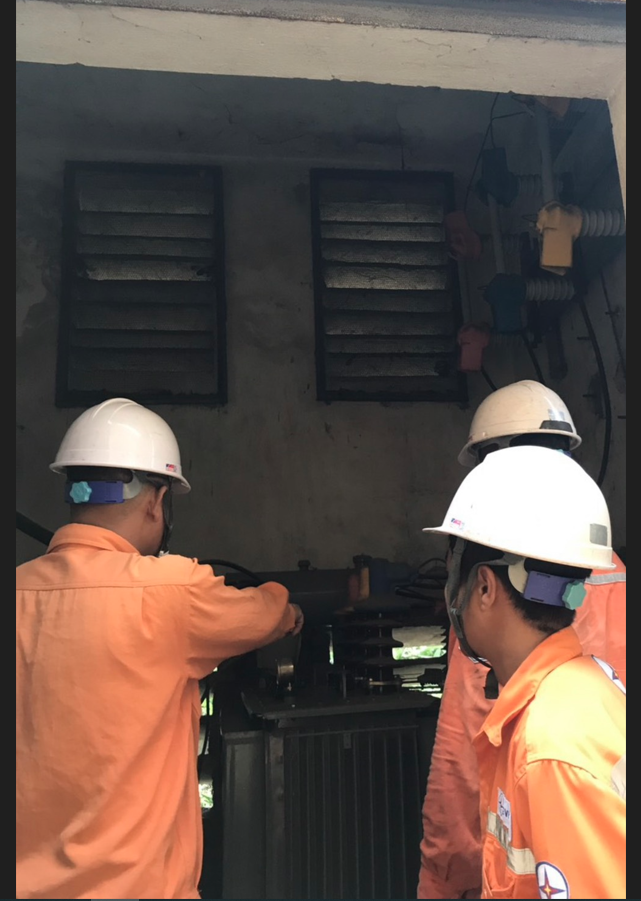 Xí nghiệp Dịch vụ Điện lực Thái Nguyên phối hợp với PC Thái Nguyên thực hiện công tác thí nghiệm thiết bị điện phục vụ mùa nắng nóng